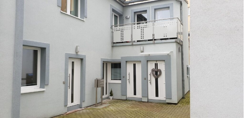 ansicht eingang hinterhaus und balkon