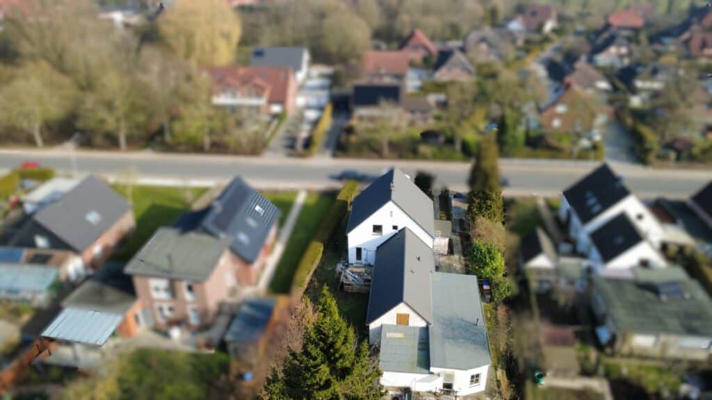 7 erfolgreiche tipps zum immobilienverkauf wilhelmshaven 1 professioneller immobilienverkauf in wilhelmshaven mit drohnenaufnahme und marktanalyse