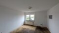 Zimmer mit Renovierungsbedarf