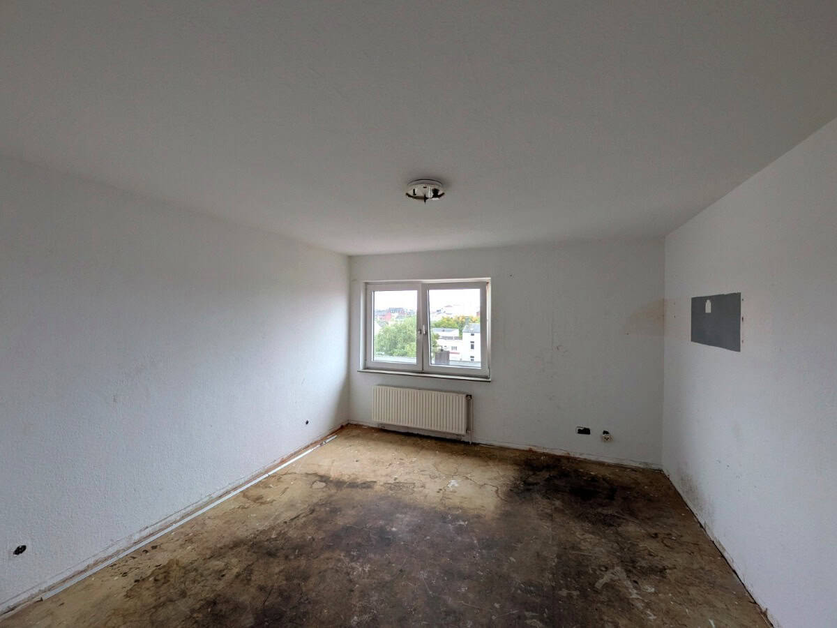 Zimmer mit Renovierungsbedarf
